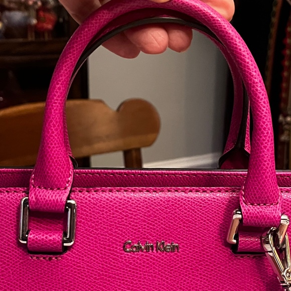 Calvin Klein Fuchsia Hand/Cross Body Purse / BRAND NEW - Picture 3 of 16